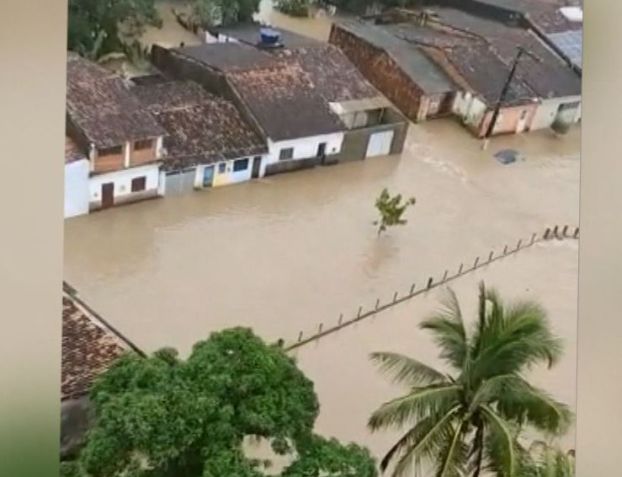 Rio transborda e alaga cidade em Alagoas / Reprodução/CNN