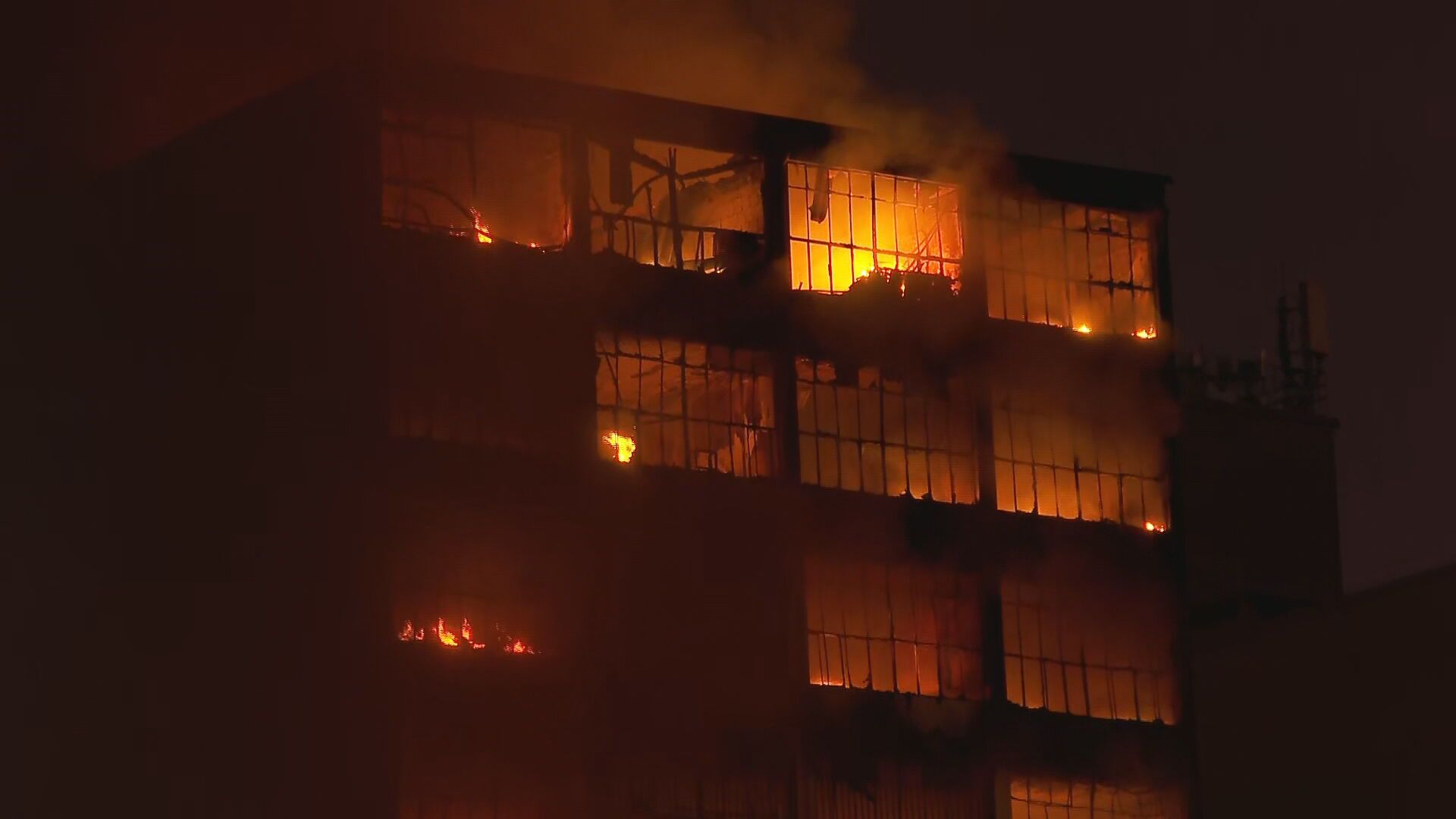Incêndio atinge prédio próximo a 25 de março, no centro de São Paulo