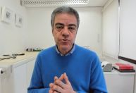 Crianças são mais vulneráveis a complicações pela varíola dos macacos, diz infectologista