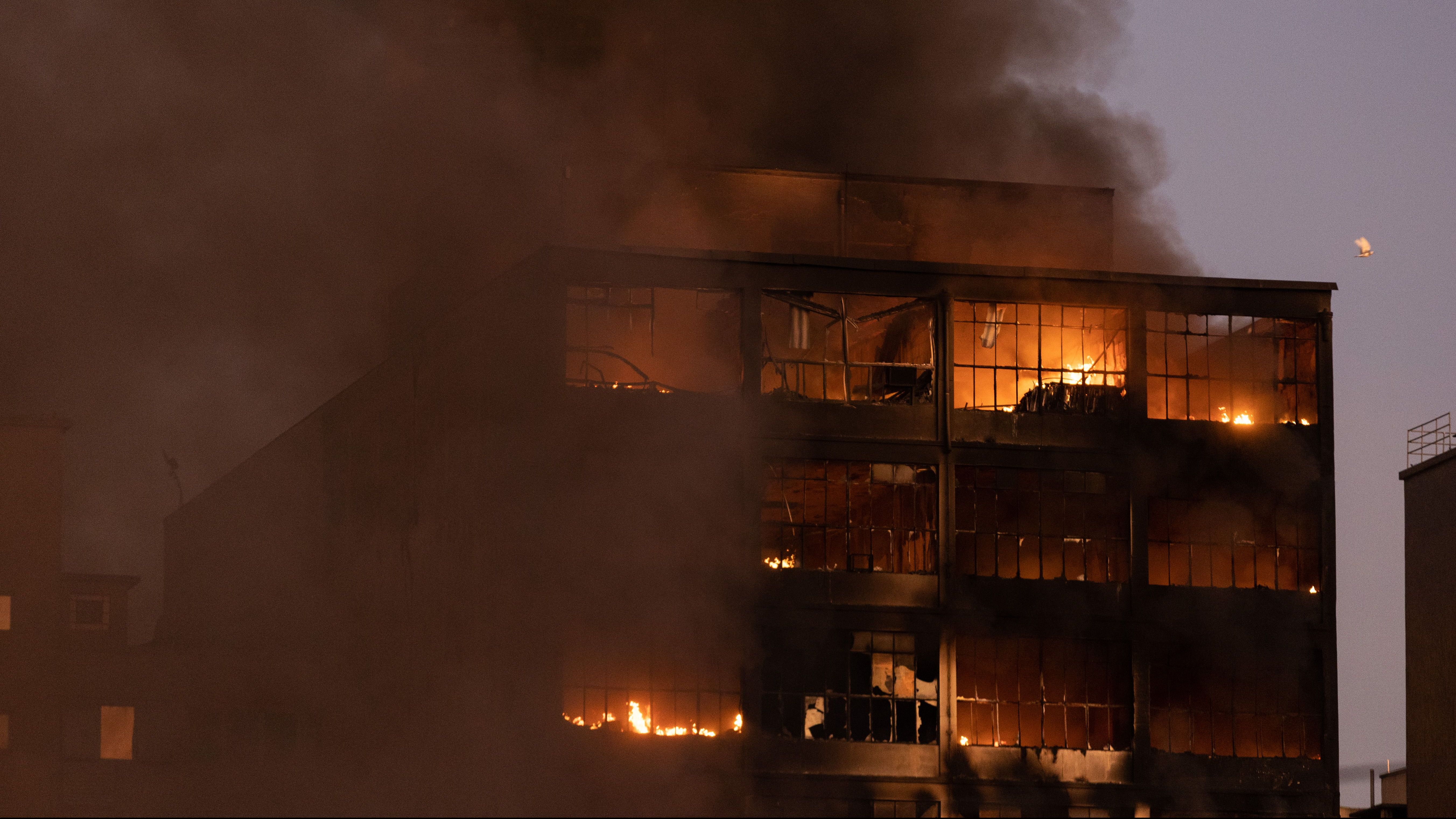 Incêndio atinge prédio comercial na região da 25 de Março, no centro de São Paulo