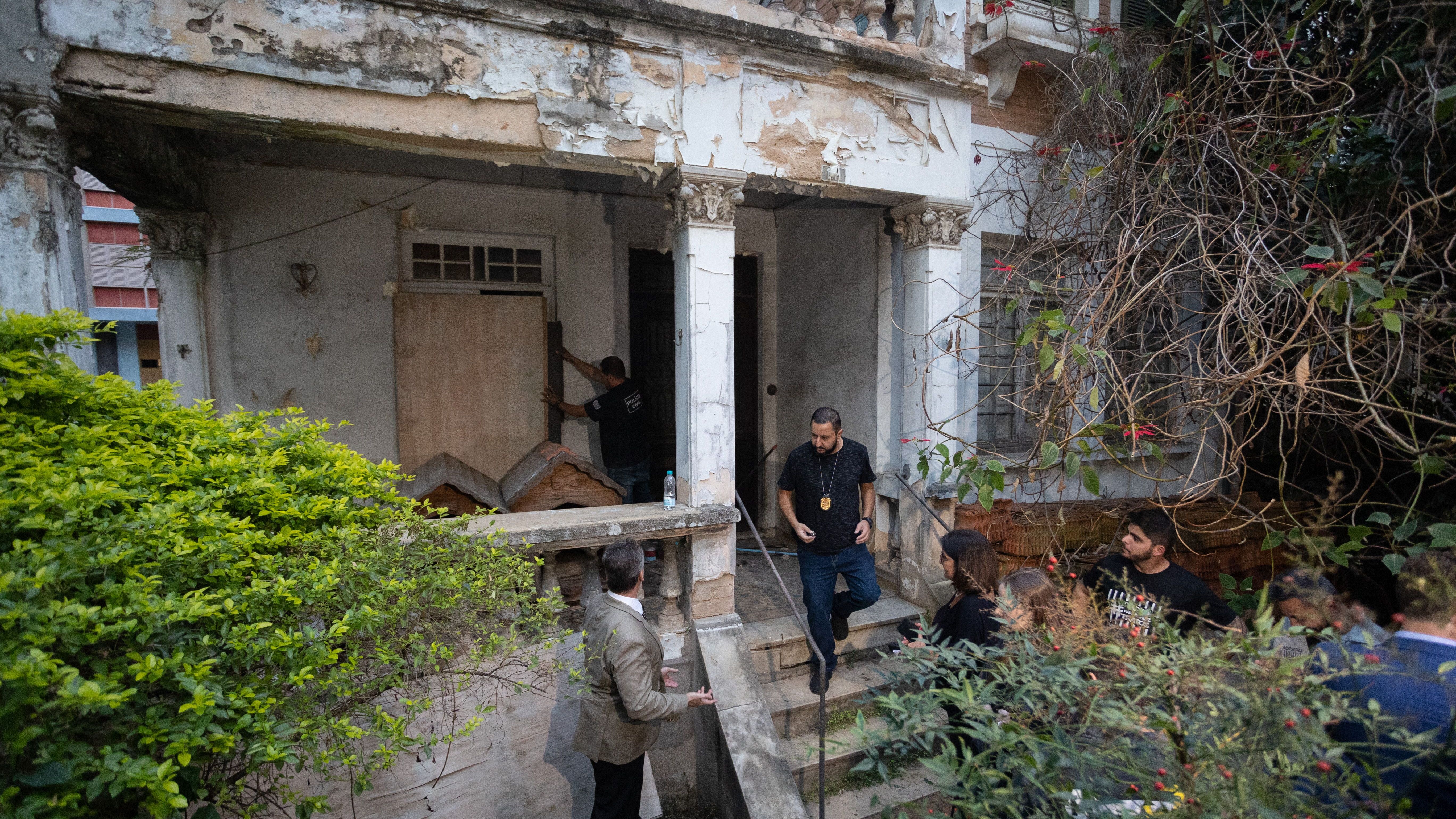 'Mulher de casa abandonada' tem casa arrombada pela polícia após negar entrada de agentes