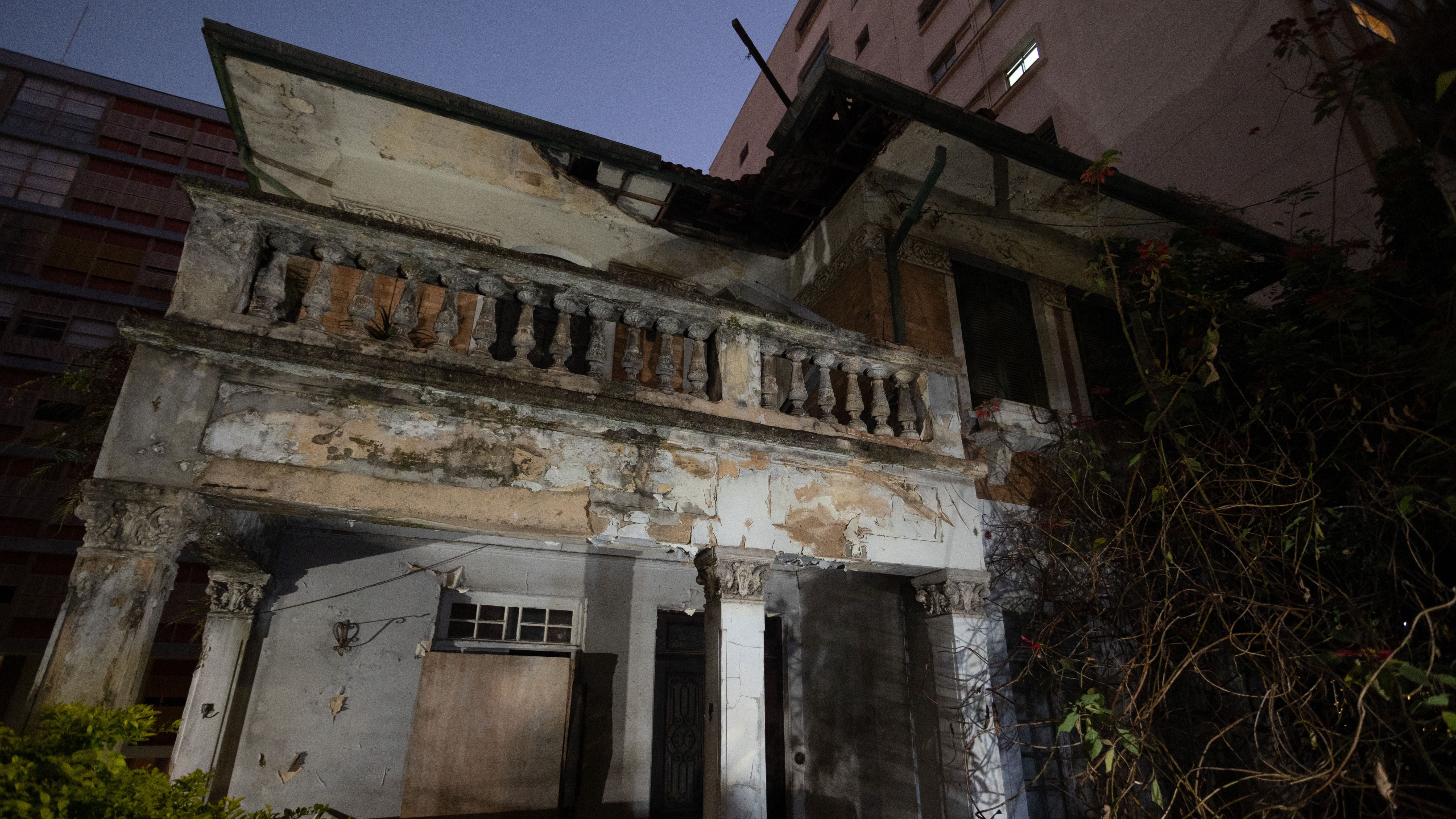 'Mulher de casa abandonada' tem casa arrombada pela polícia após negar entrada de agentes