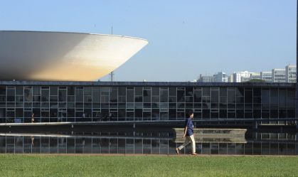Deputados e ambientalistas fazem ato por meio ambiente e contra "pautas-bomba"
