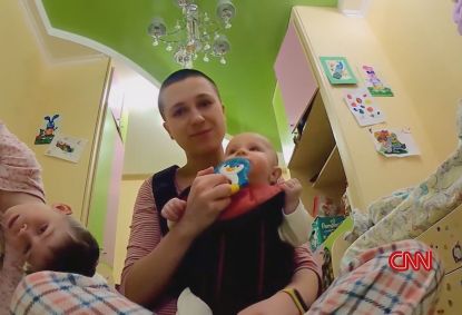 Olena Gnes, mãe de três filhos, em trecho do documentário "O Diário de Guerra de uma mãe"