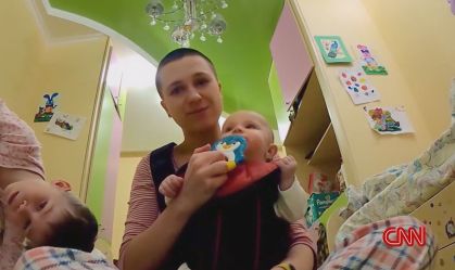 Olena Gnes, mãe de três filhos, em trecho do documentário "O Diário de Guerra de uma mãe"