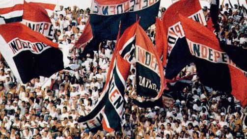 Justiça de São Paulo libera volta das bandeiras com mastro nos estádios; na imagem, bandeiras da Torcida Independente, organizada do São Paulo Futebol Clube