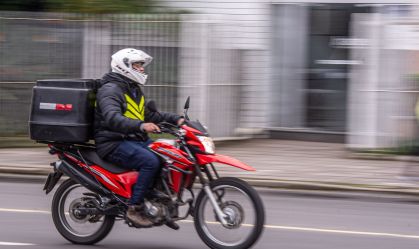 Crédito do governo para entregador comprar moto: o que se sabe até agora?