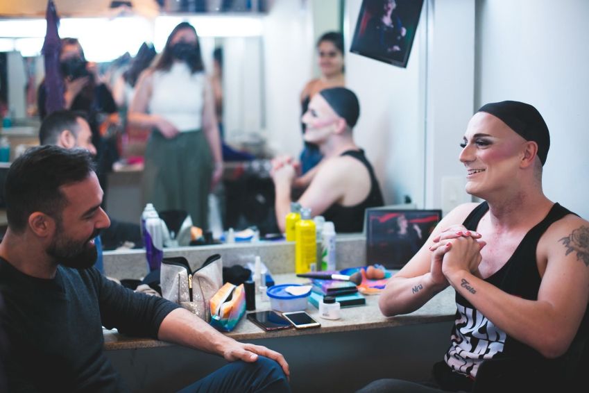Equipe do CNN no Plural+ entrevista Vera Ronzella, na estreia do espetáculo "Vera" / Valeria Goncalves @valeriagomcalvesfotografia