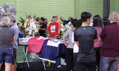 Lula presta condolências à viúva de petista assassinado em Foz, confirma PT