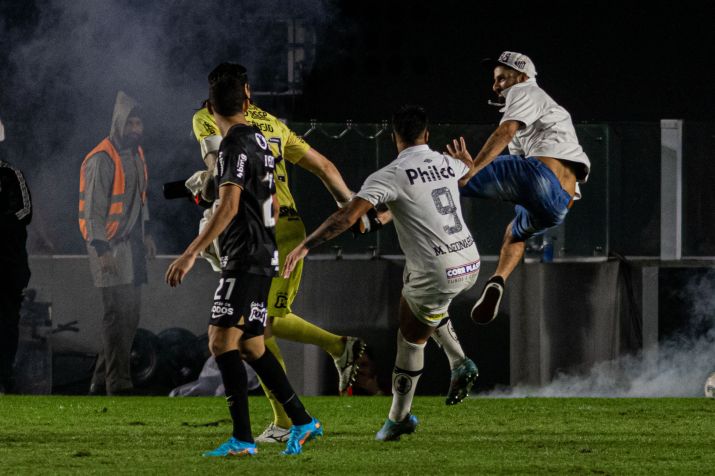Torcedor invade o campo e tenta agredir o goleiro Cássio na partida entre Santos e Corinthians, jogo de volta das oitavas de final da Copa do Brasil de 2022. / VAN CAMPOS/FOTOARENA/FOTOARENA/ESTADÃO CONTEÚDO