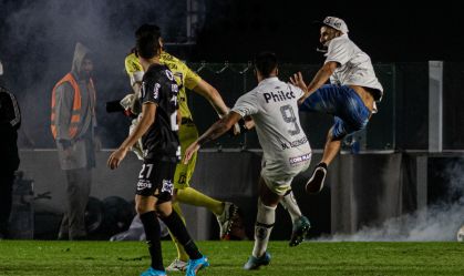 Corinthians pede punição por invasão de torcedores do Santos na Vila Belmiro