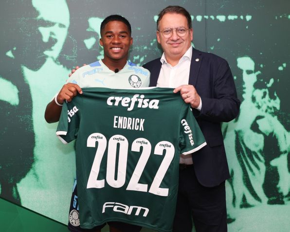 Assinatura do primeiro contrato profissional de Endrick, atacante do Palmeiras, na Academia de Futebol, em São Paulo. / Fabio Menotti