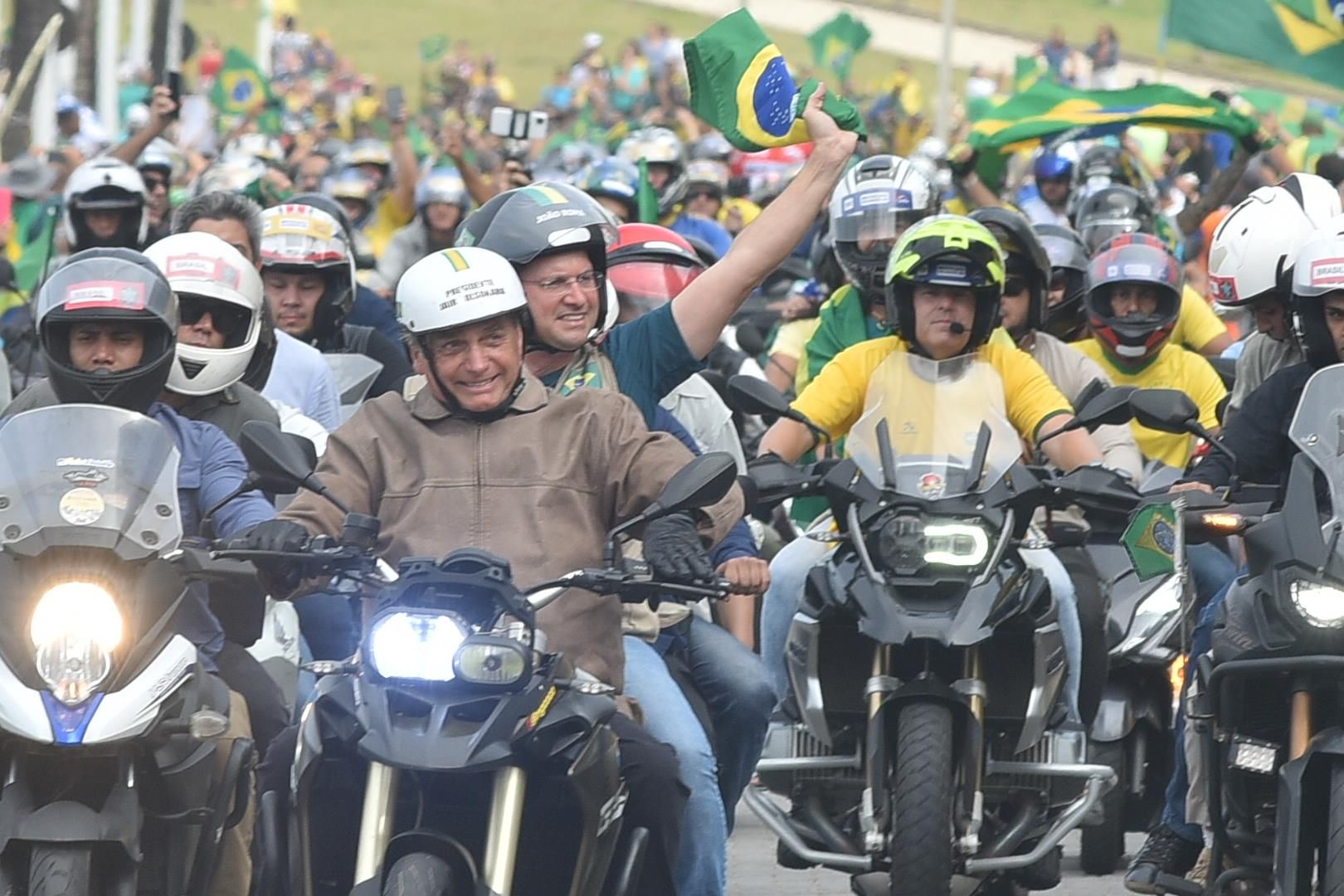 BOLSONARO MOTOCIATA NA ORLA DE SALVADOR