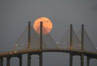 Maior Superlua de 2022 surge no céu na noite desta quarta-feira; veja imagens