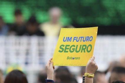 Apoiador ergue cartaz durante evento convenção nacional do PL