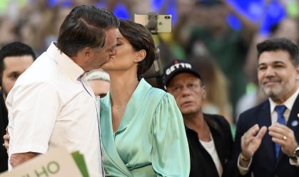 Jair Bolsonaro e a primeira-dama, Michelle Bolsonaro, durante oficialização da candidatura do presidente à reeleição neste domingo (24), no Rio