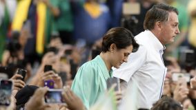 O candidato a presidência Jair Bolsonaro e Michele Bolsonaro durante convensão do partido Partido Liberal, PL, realizado no estádio Maracanãnzinho, na cidade do Rio de Janeiro, RJ, neste domingo (24)