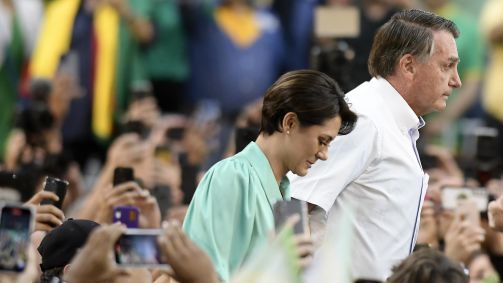 O candidato a presidência Jair Bolsonaro e Michele Bolsonaro durante convensão do partido Partido Liberal, PL, realizado no estádio Maracanãnzinho, na cidade do Rio de Janeiro, RJ, neste domingo (24)