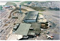 Aeroporto de Londres suspende voos após temperatura recorde danificar pista