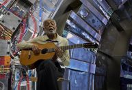Gilberto Gil visita desacelerador de partículas na Suíça e toca música