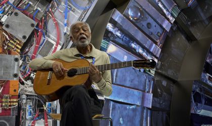 Gilberto Gil visita desacelerador de partículas na Suíça e toca música