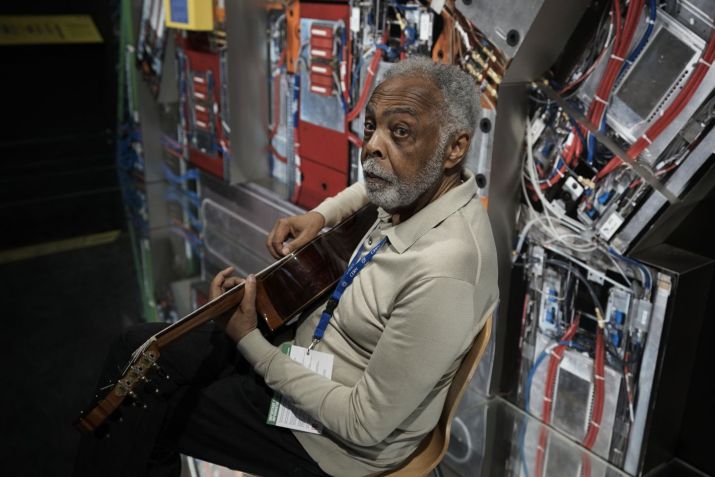 O músico e ex-ministro da Cultura brasileiro Gilberto Gil visitando o CERN. / Ana Tovar Pascual / Reprodução