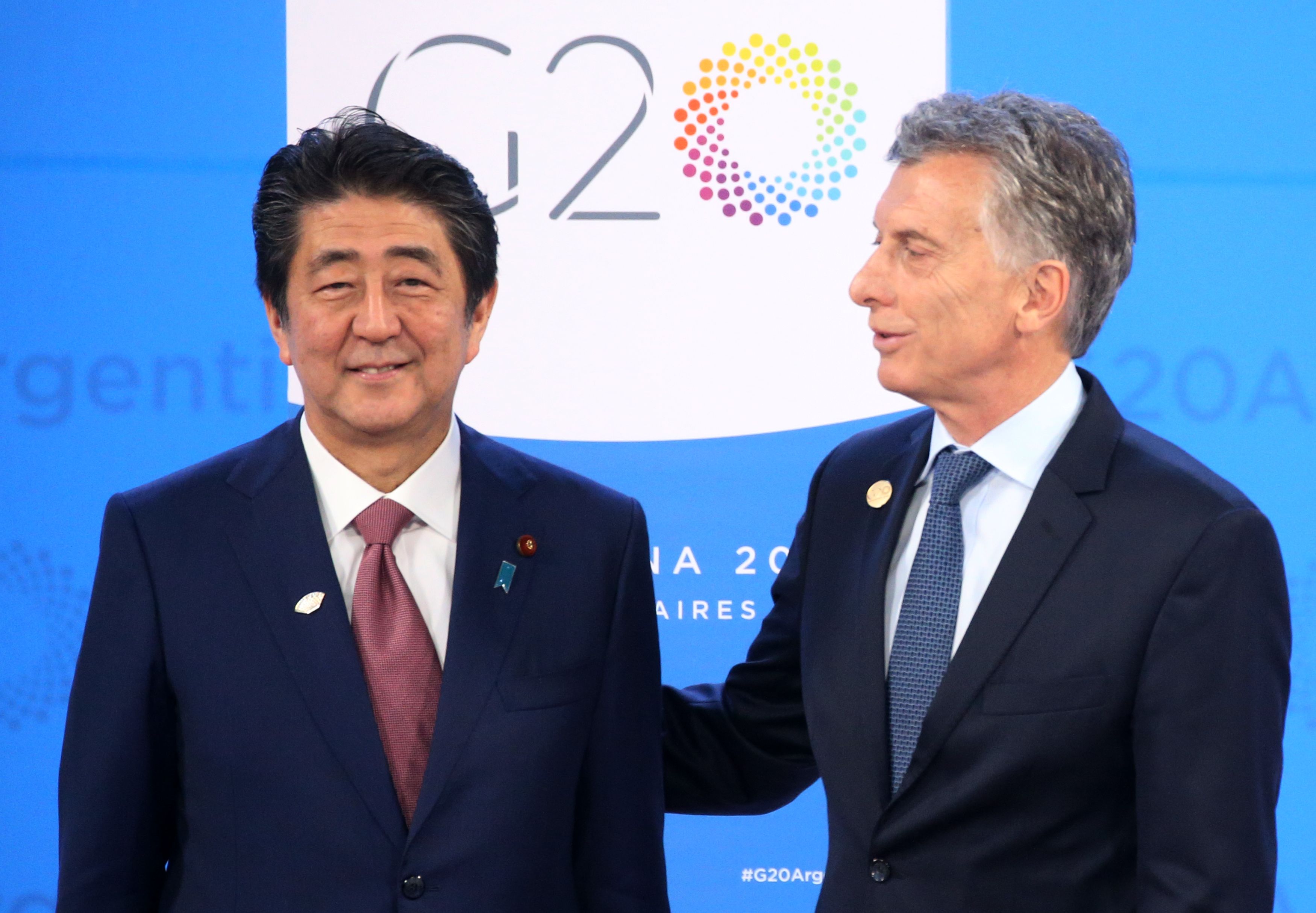 Primeiro-ministro japonês Shinzo Abe e o presidente da Argentina, Mauricio Macri, no encontro do G20 de 2018, em Buenos Aires. / Getty Images