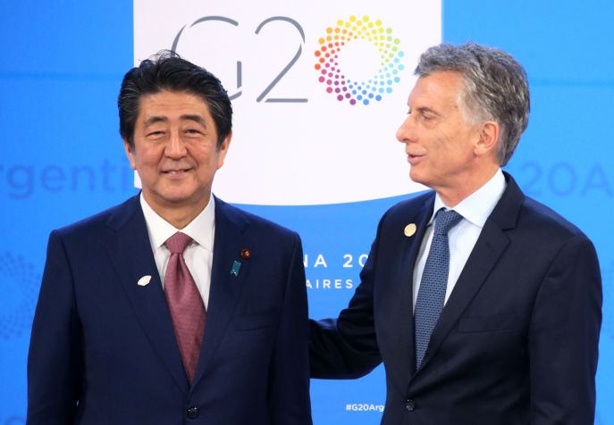 Primeiro-ministro japonês Shinzo Abe e o presidente da Argentina, Mauricio Macri, no encontro do G20 de 2018, em Buenos Aires. / Getty Images