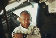 Jaqueta usada por Buzz Aldrin, 2° homem a pisar na Lua, é vendida por R$ 14,6 milhões