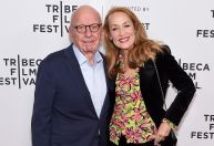 Jerry Hall entra com pedido de divórcio de Rupert Murdoch e pede pensão