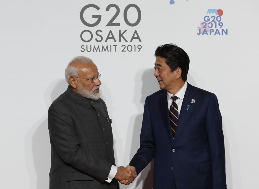 Primeiro-ministro da Índia, Narendra Modi, é recebido pelo então primeiro-ministro japonês Shinzo Abe / Getty Images