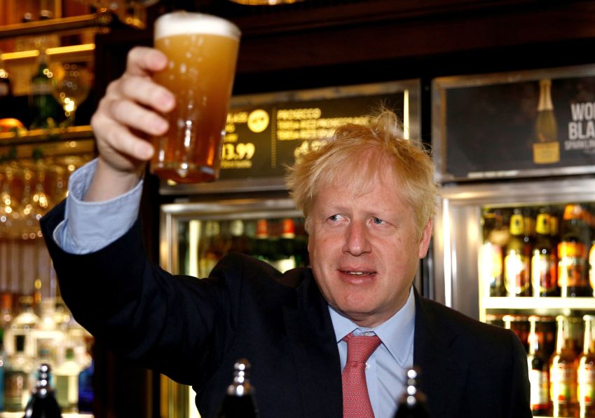 Boris Johnson segura cerveja durante encontro com apoiadores em julho de 2019, em Londres. / Henry Nicholls WPA Pool/Getty Images