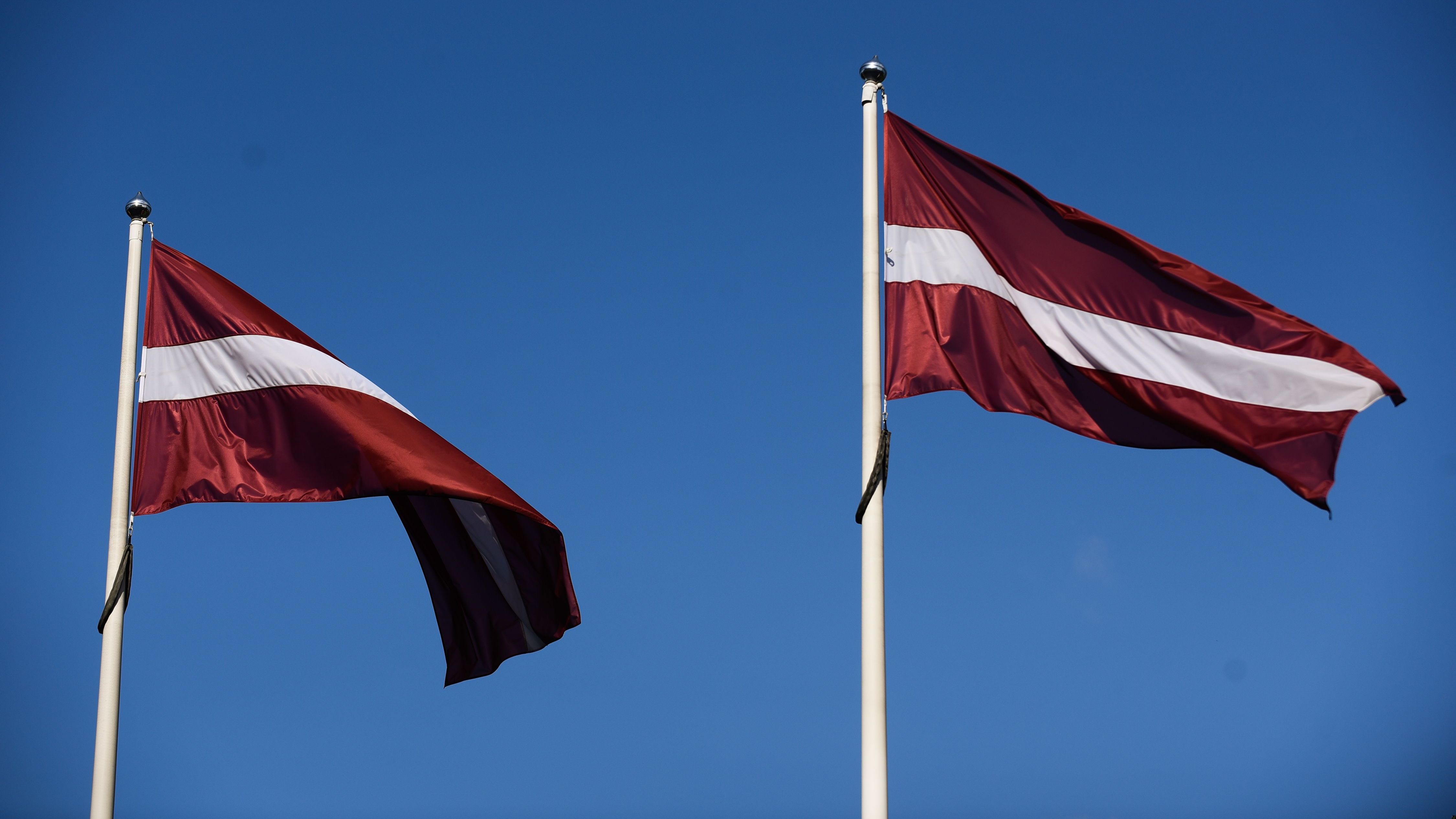 letônia bandeira