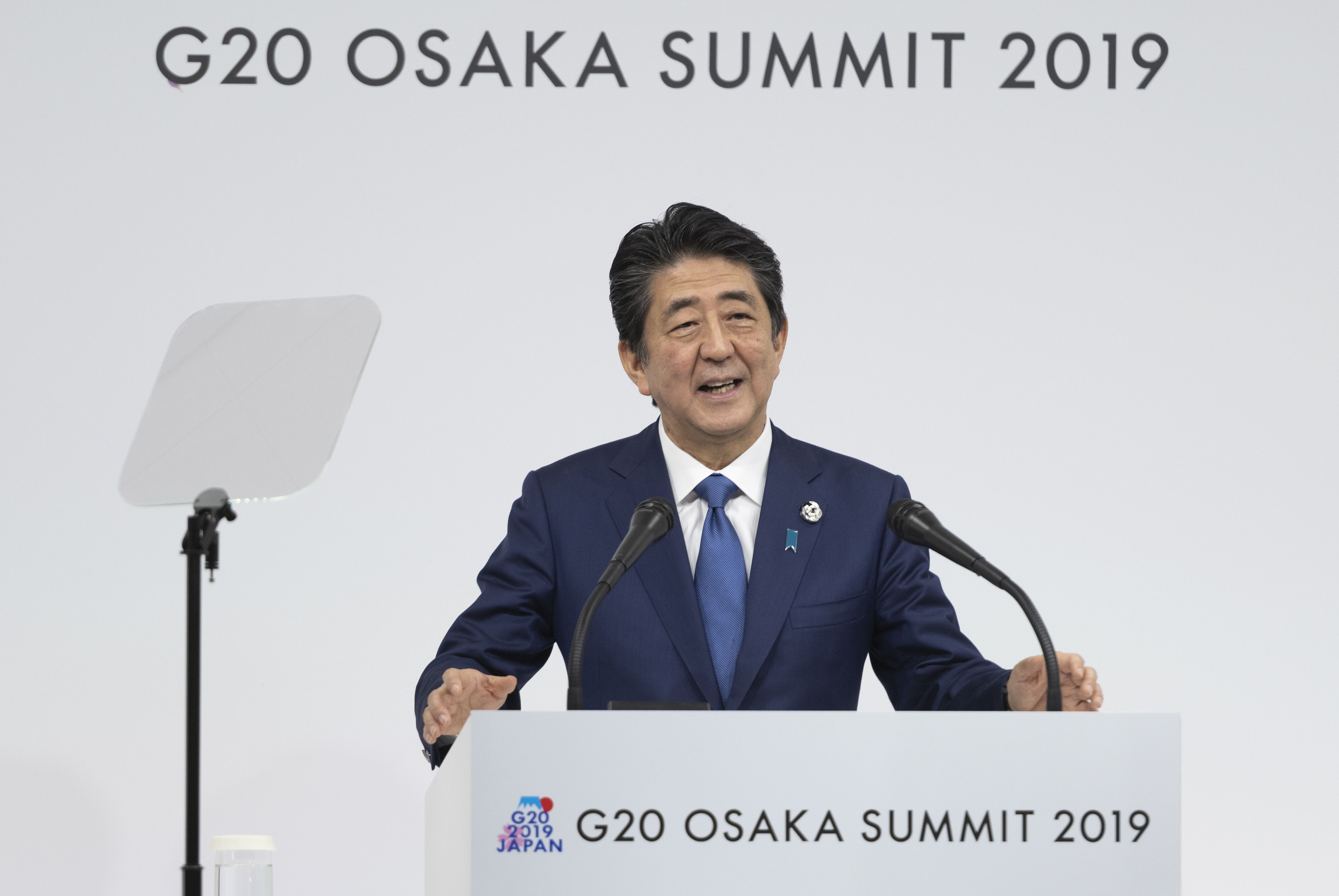 O primeiro-ministro do Japão, Shinzo Abe, realiza entrevista coletiva após a conclusão de uma bem-sucedida Cúpula do G20 na INTEX Osaka, Japão, em 29 de junho de 2019. / NurPhoto via Getty Images