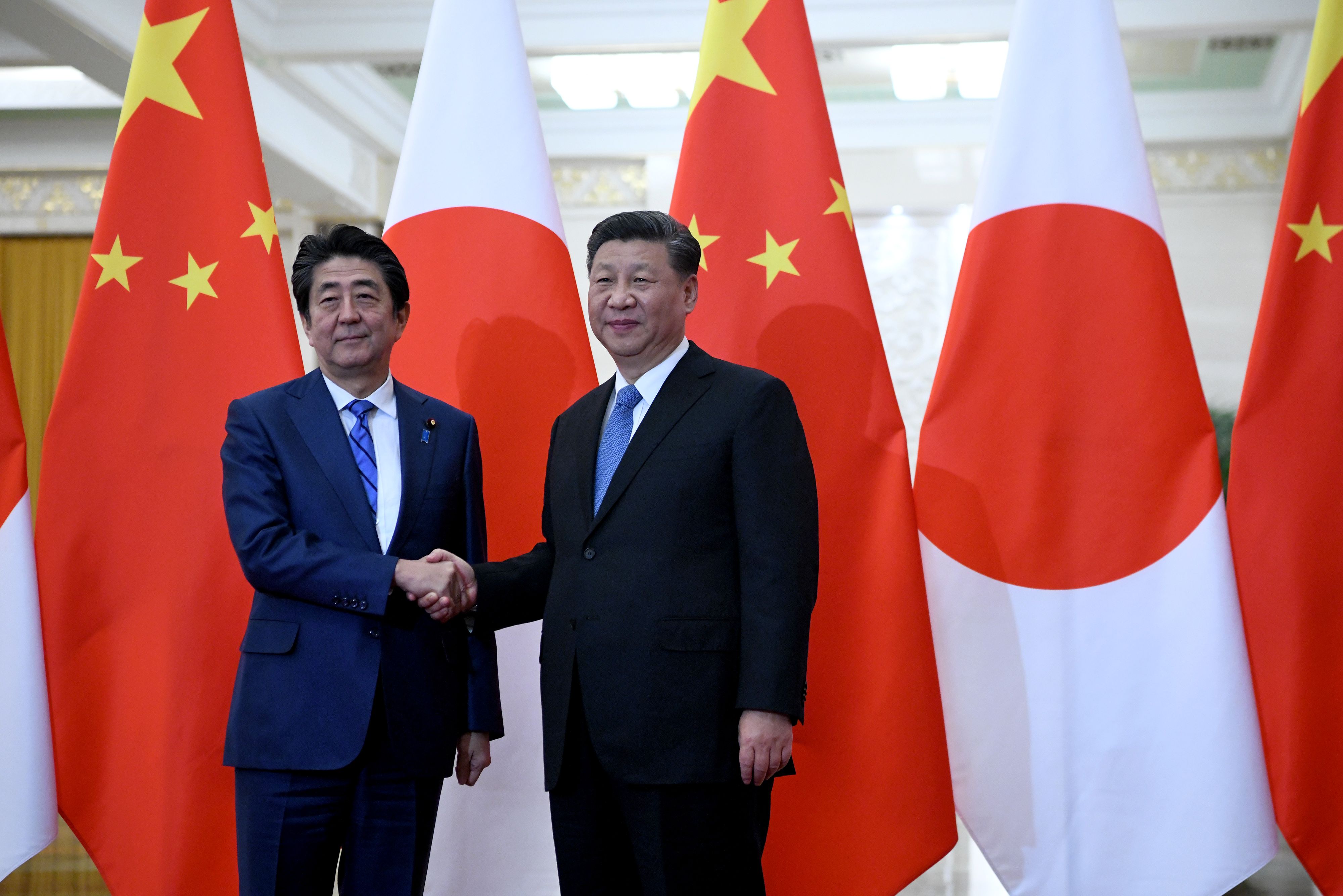 Primeiro-ministro Shinzo Abe e presidente chinês Xi Jinping em dezembro de 2019. / Getty Images