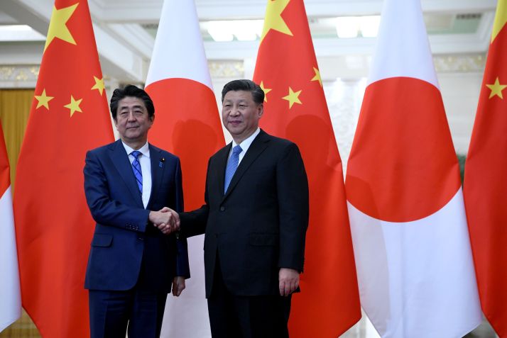 Primeiro-ministro Shinzo Abe e presidente chinês Xi Jinping em dezembro de 2019. / Getty Images