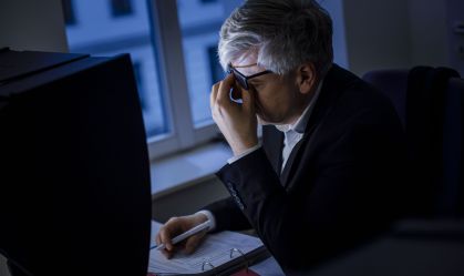 Trabalhadores vivem "jornada infinita" com reuniões noturnas e interrupções