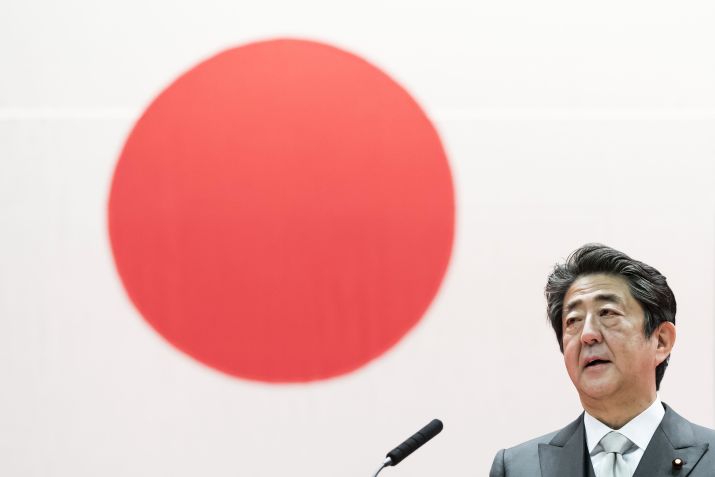 Ex-primeiro-ministro japonês Shinzo Abe durante discurso em março de 2020. / Getty Images