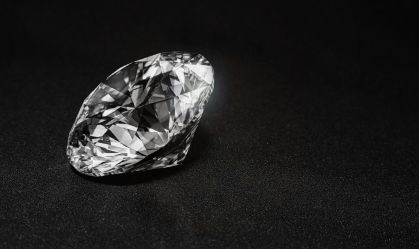 Close-up de diamante na mesa