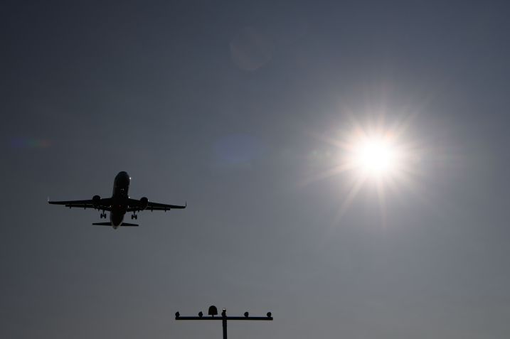 Airbus A320 se aproxima de pista de pouso / Robert Michael/picture alliance via Getty Images