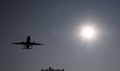 Avião com quase 180 passageiros fica a 1 metro de colisão em Paris