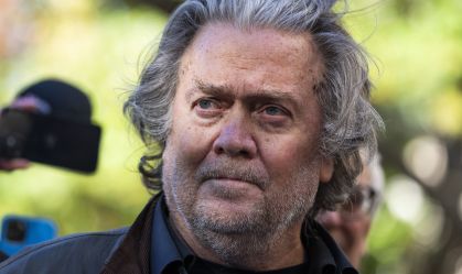 Ex-estrategista de Trump deixa a prisão