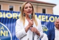Jornalista é condenada a pagar 5 mil euros à premiê italiana Meloni por zombar de sua altura