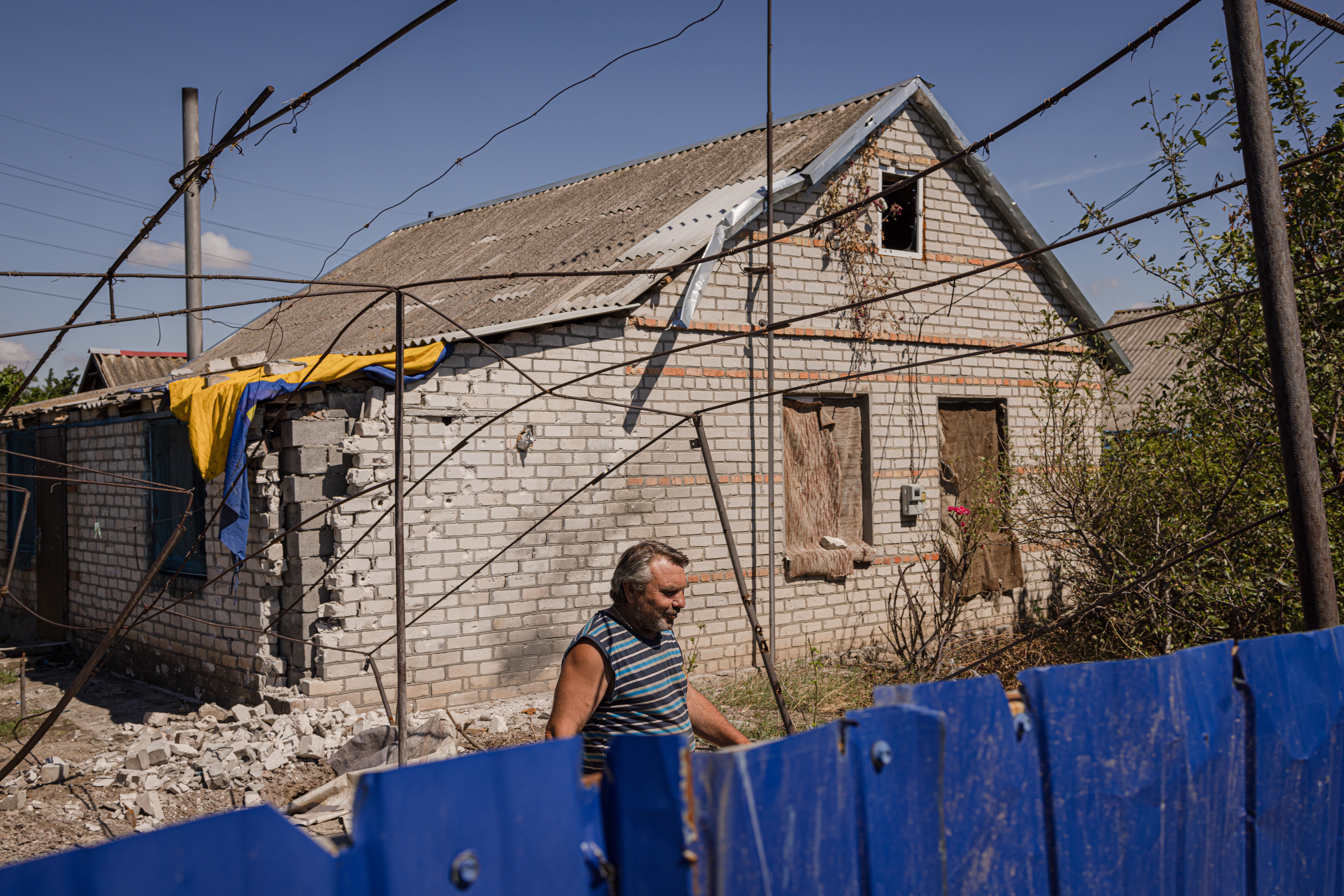 Morador de Kherson teve a casa parcialmente destruída após bombardeio russo