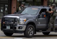 Polícia continua buscas por autor de tiroteio em parada em Illinois, nos EUA