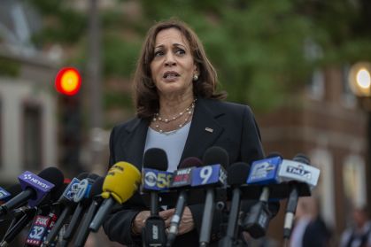 Vice-presidente dos Estados Unidos, Kamala Harris, atende a imprensa após visitar cena do tiroteio em Highland Park, Illinois
