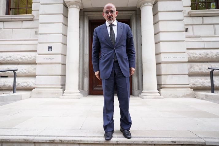 Nadhim Zahawi posa para foto na saída do parlamento britânico, em julho de 2022. / Stefan Rousseau/PA Images via Getty Images