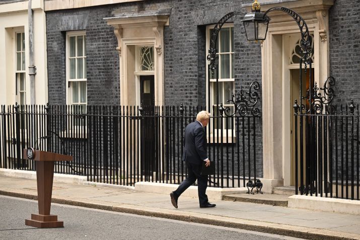 Primeiro-ministro britânico Boris Johnson volta para dentro de Downing Street após pronunciar sua renúncia ao cargo. / Leon Neal/Getty Images