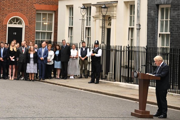 Primeiro-ministro do Reino Unido, Boris Johnson, faz pronunciamento anunciando sua renúncia ao cargo. / Leon Neal/Getty Images