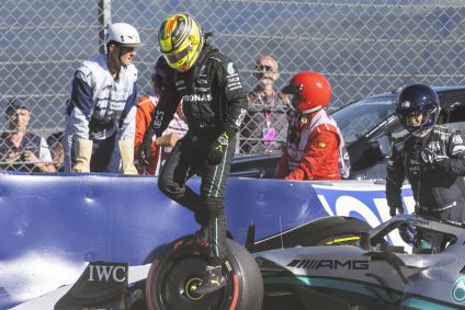 Piloto Lewis Hamilton, da Mercedes, deixa o carro após bater em treino classificatório na Áustria